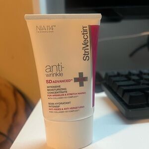 StriVectin SD Advanced Plus Moisturizer - White and Pink